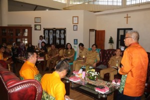 Sekretaris Kabupaten Hulu Sungai Tengah saat memperkenalkan tombongan dan maksud kunjungan ke Tomohon