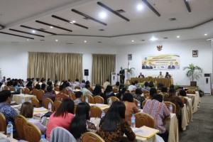170 peserta IHT pengelolaan keuangan mencdengarkan materi wali Kota Jimmy F Eman SE Ak