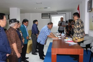 Sekretaris Kota Ir Harold V Lolowang menandatangani berita acara konsultasi publik