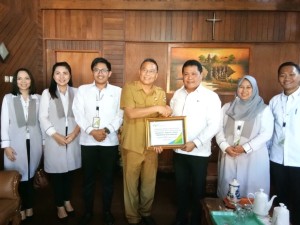 Wali Kota Tomohon menerima penghargaan dari BPJS