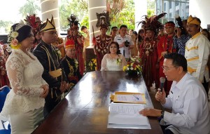Wali Kota Jimmy F Eman SE Ak mencatat pernikahan Denly dan Ira