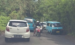 Macet akibat jalan milik provinsi yang rusak di wilayah Tomohon