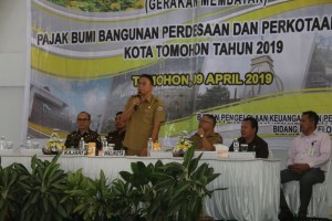 Wali Kota Tomohon Jimmy F Eman SE Ak CA membuka kegiatan