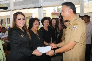 Wali Kota Tomohon Jimmy F Eman SE Ak CA menyerahkan santunan duka kepada Wakil wali Kota Syerly Adelyn Sompotan