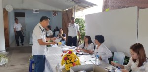Wali Kota Tomohon Jimmy F Eman SE Ak CA saat menyakurkan hak suaranya di TPS pada Pemilu 17 April