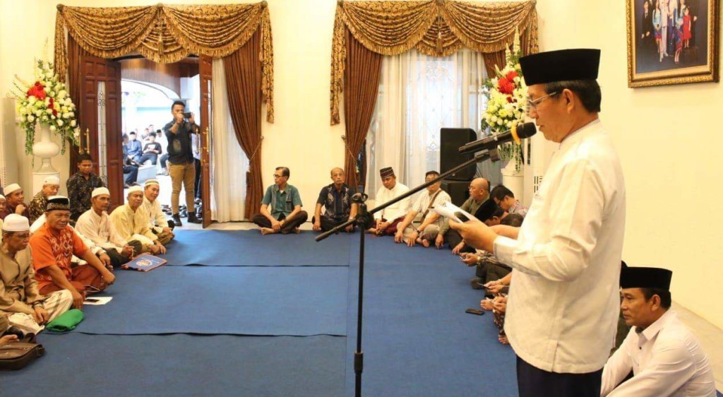 Pakai Kemeja Putih, Wali Kota GSVL Bersilahturahmi dengan Imam Masjid se-Kota Manado