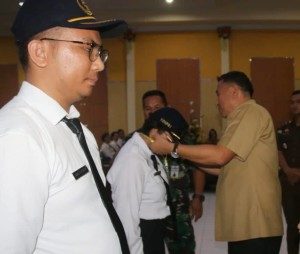 Wali Kota menyematkan tanda peserta Latsar CPNS Golongan III Pemkot Tomohon
