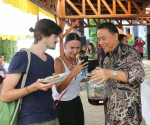 Wali Kota Tomohon Jimmy F Eman SE Ak CA dengan Wisatawan Mancanegara (Wisman) di TIFF lalu