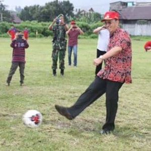 Buka Sepak Bola Bupati Cup di Langowan. ROR Harap Lahir Pemain Sepak Bola Handal