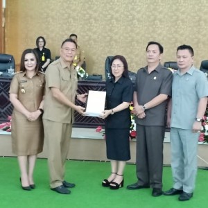 Ketua DPRD Tomohon menerima Ranperda Laporan pertanggungjawaban APBD Tahun 2018 dari Wali Kota