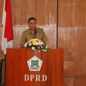 Wali Kota Tomohon Jimmy F Eman SE Ak menjelaskan Laporan Pertanggungjawaban Pelaksanaan APBD 2018 kepada DPRD