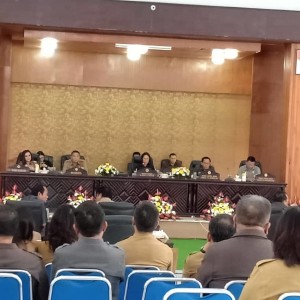 Ketua DPRD Ir Miky JL Wenur MAP memimpin Rapat Paripurna