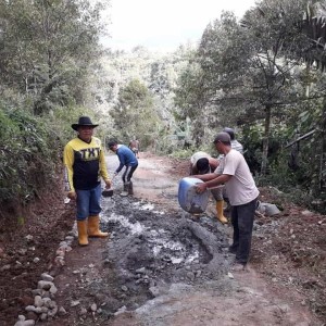 Pembuatan Rabat Beton Jalan kebun di Desa Sion Kecamatan Tompasobaru