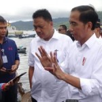 Presiden Joko Widodo didampingi Gubernur Sulut Olly Dondokambey, ketika memberikan keterangan kepada wartawan.  