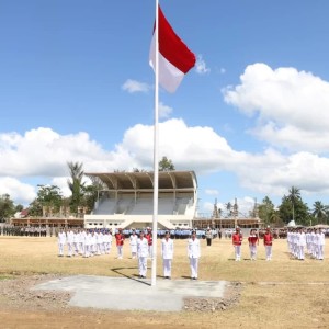 Bendera dikibarkan oleh Paskibraka Tomohoin 2019