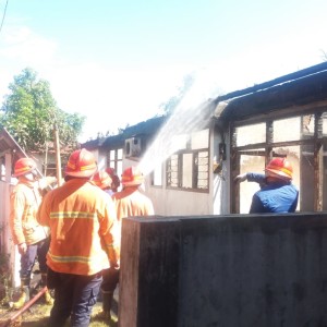 Pemadam Kebakaran berusaha memadamkan api di Puskesmas Mokupa