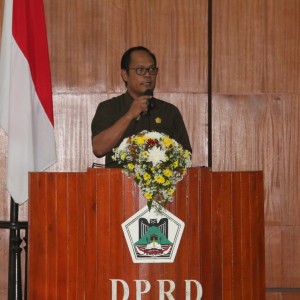 Ketua Fraksi PDIP DPRD Tomohon Harun Lullulangi membacakan Pemandangan Ukum Fraksi 