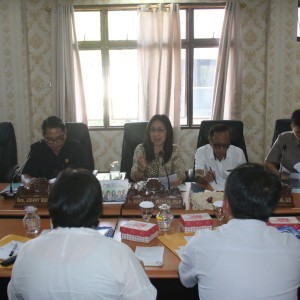 Ketua Komisi III DPRD Tomohon Ir Miky JL Wenur MAP saat memimpin rapat kerja