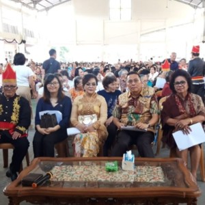 Wali Kota Tomohon, Wakil Wali Kota, Ketua Karabg Taruna dan Ketua Lansia saat di Ibadah Menyambut Natal Lansia