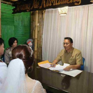 Wali Kota Jimmy F Eman SE Ak CA mencatat pernikahan Ricky dan Sonia