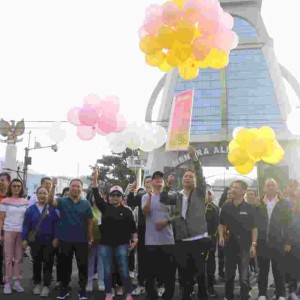 Wali Kota Tomohon melepas balon tanda dibukanya kegiatan dalam rangka HUT ke-17 Kota Tomohon