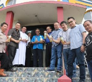 Wali Kota Tomohon membagikan hand sanitizer