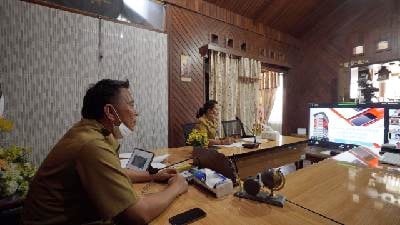 Wali Kota Jimmy Feidie Eman SE Ak CA didampinmgi Kepala Inspektorat Jeane Bolang SH saat video conference dengan gubernur dan KPK 