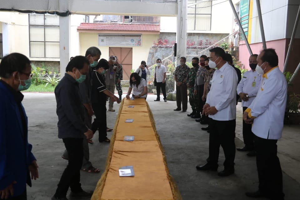 Ketua DPRD Tomohon Djemmy J Sundah SE menghadiri kegiatan penyerahan santunan duka kepada ahli waris pemakaman protokol covid-19