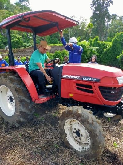 Traktor bantuan pemeirntah untuk petani guna meringankan beban pengolahan tanamh untuk menanam