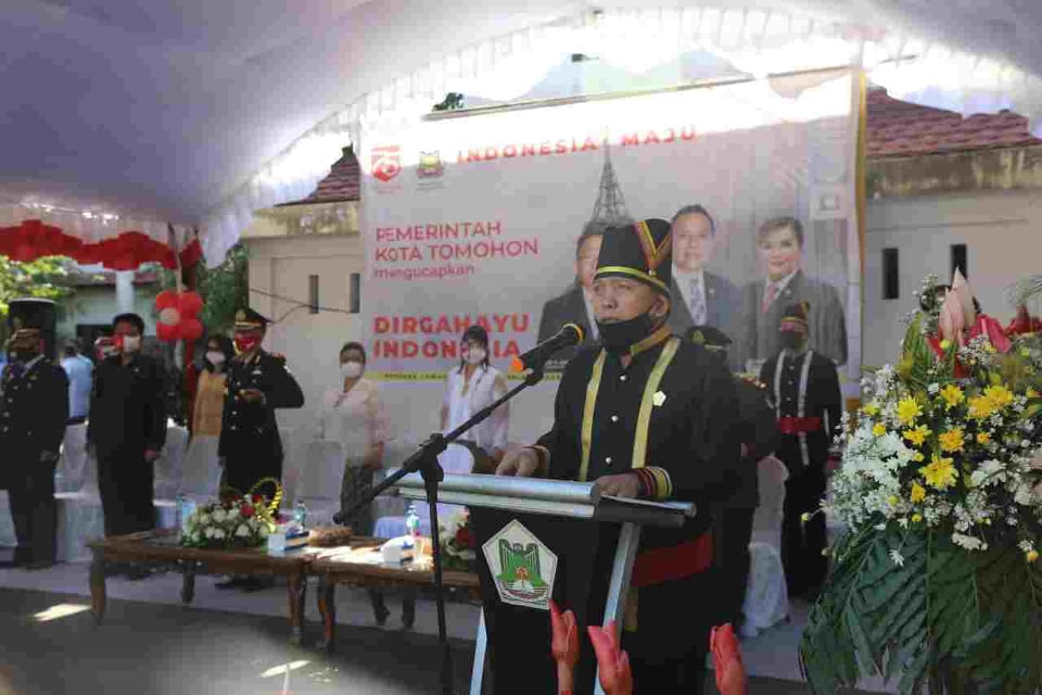 Ketua DPRD Tomohon Djemmy J Sundah membacakan Teks Proklamasi 