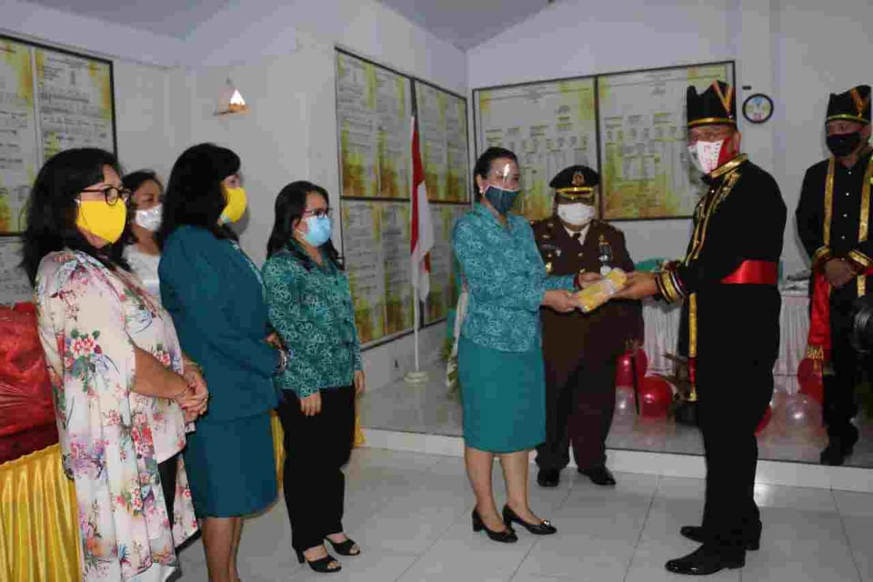Wali Kota Tomohon menyerahkan masker  yang berasal dari TP-PKK dan IKAPTK  