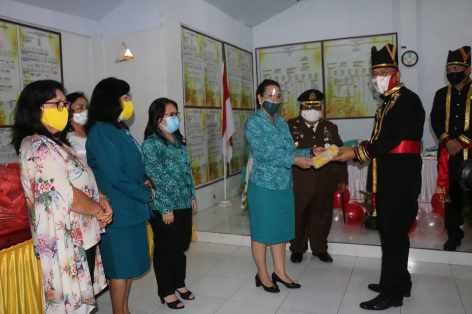Wali Kota Tomohon Jimmy Feidie Eman SE Ak CA menyerahkan masker di kegiatan Gebrak Masker