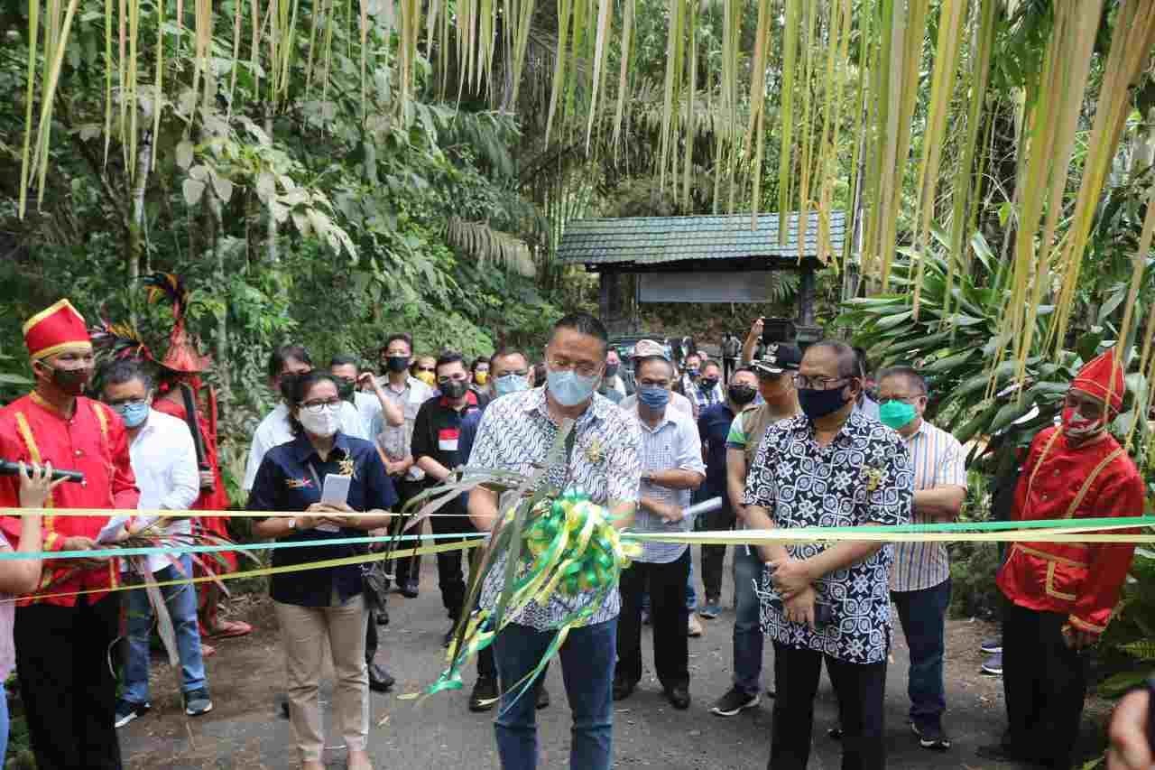 Wali Kota Tomohon Jimmy Feidie Eman SE Ak CA menggunting pita Soft Opening Taman Wisata Alam 