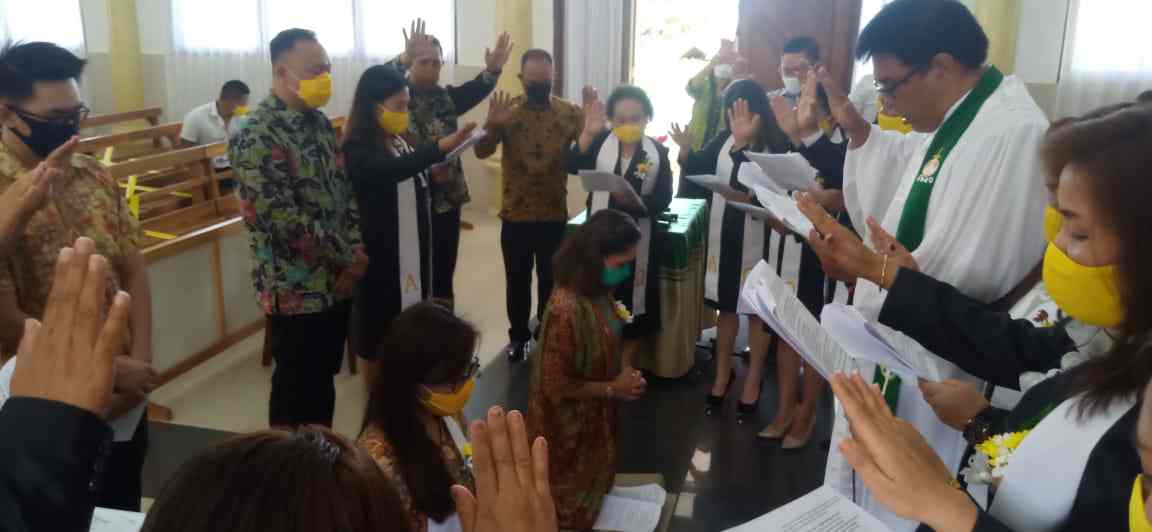 Pnt Jilly Gabriella Eman SE MM (JGE) dan Virgie Baker SS MSi (VB) didoakan dalam Ibadah Pengutusan di Jemaat GMIM Wilken Paslaten 