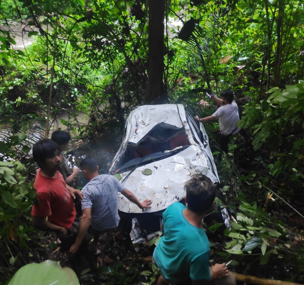 Foto: Toyota Avanza Masuk Jurang di Kumelembuai, 2 Orang Tewas