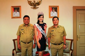 Puteri Indonesia 2016 Kezia Warouw, foto bersama Gubernur Sulut Olly Dondokambey, dan Wagub Steven Kandouw