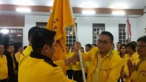 Ketua DPD II Partai Golkar Tomohon menyerahkan Pataka kepada pengurus kecamatan