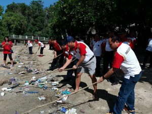 Wagub Sulut Drs Steven Kandouw, ketika melakukan bersih pantai Bunaken