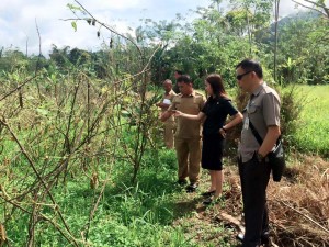Kadis Lingkungan Hidup didampingi Sekretaris Dinas dan  Lurah Panglombian saat turun lapangan
