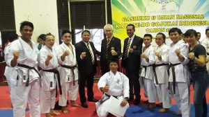 Delapan Karateka Tomohon bersama Dewan Guru