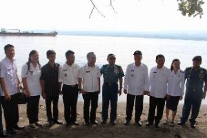 Tim Bakamla RI dan jajaran Pemkab Minsel foto bersama di lokasi pembangunan kantor dan pangkalan Bakamla RI