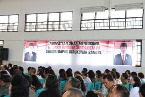 Spanduk yang dibubuhi tanda tangan mendukung Ir Joko Widodo sebagai Bapak Kerukunan Bangsa