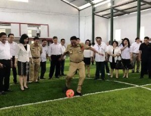 Gubernur Sulut Olly Dondokambey, melakukan tendangan bola pertama di acara peresmian Gedung Olahraga J.A Losung di Universitas Samratulangi