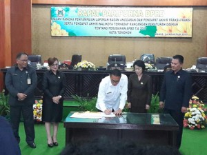 Wali Kota Tomohon menandatangani naskah Penetapan Perubahan APBD tahun 2017