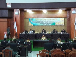 Ketua DPRD Tomohon Ir MIky JL Wenur memimpin Rapat Paripurna Penetapan Perubahan APBD Tahun 2017