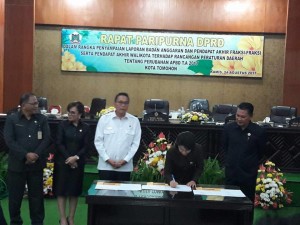 Ketua DPRD Tomohon Ir Miky JL Wenur menandatangani  Penetapan Perubahan APBD Tomohon 2017