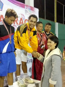 Ketua KONI Tomohon Ir Miky JL Wenur saat menyerahkan medali di Cabang Tenis