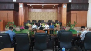 Ketua DPRD Tomohon Ir Miky JL Wenur saat menerima kunjungan DPRD Banyumas