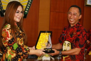 Wakil Wali Kota Tomohon menerima cenderamata dsari Pemkab Gowa