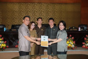 Wali Kota menyerahkabn Dua Ranperda kepada Ketua DPRD Tomohon